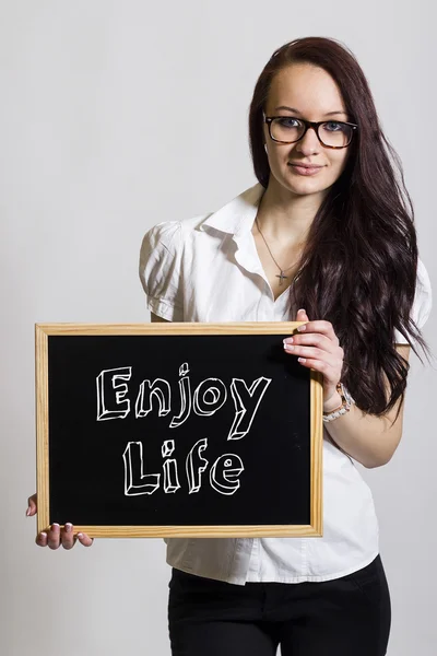 Élvezni az életet - fiatal üzletasszony gazdaság chalkboard — Stock Fotó