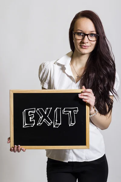 Exit - mladá podnikatelka drží tabuli — Stock fotografie