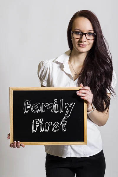 Familie zuerst - junge Geschäftsfrau mit Kreidetafel — Stockfoto