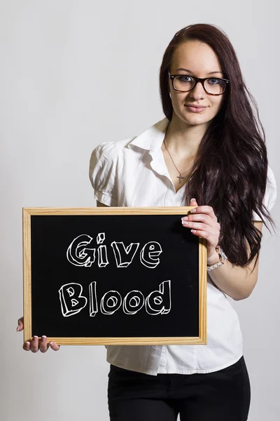 Give Blood - Молодая предпринимательница держит доску — стоковое фото