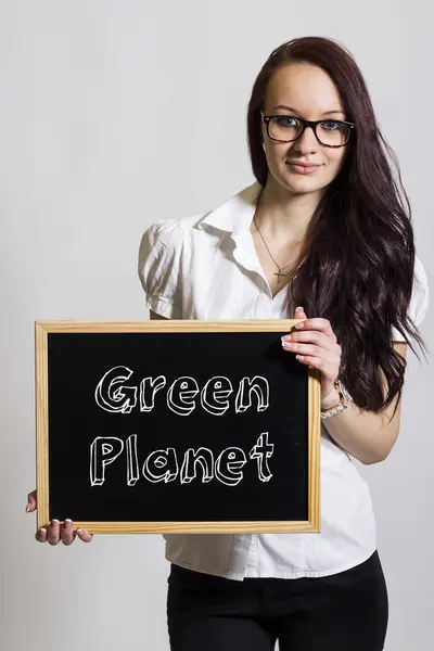 Zöld bolygó - fiatal üzletasszony gazdaság chalkboard — Stock Fotó