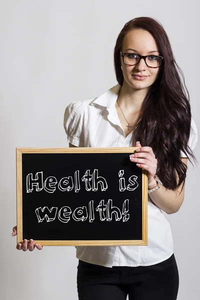 Zdrowie to skarb! -Młody bizneswoman gospodarstwa chalkboard — Zdjęcie stockowe