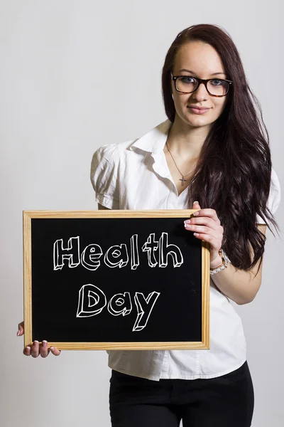Dzień zdrowia - młody bizneswoman gospodarstwa chalkboard — Zdjęcie stockowe