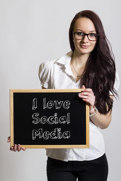 Uwielbiam Social Media - młody bizneswoman gospodarstwa chalkboard — Zdjęcie stockowe