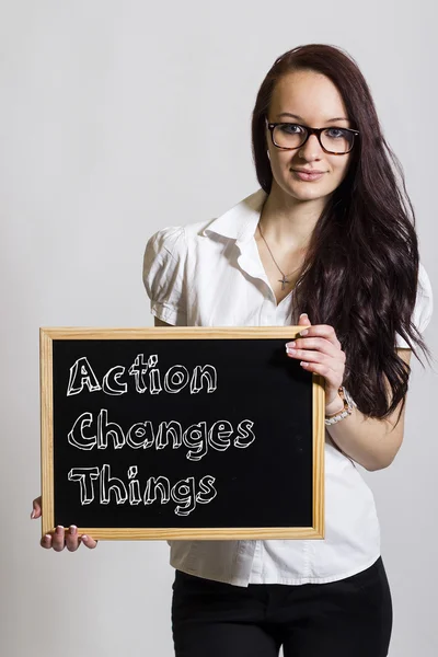 Ação muda coisas ACT - Jovem empresária segurando chalkboa — Fotografia de Stock