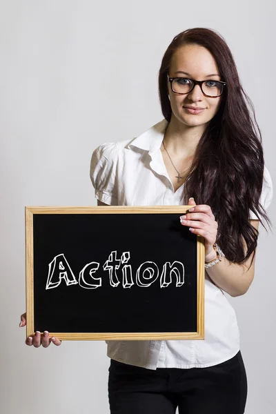 Action - Jeune femme d'affaires tenant un tableau noir — Photo