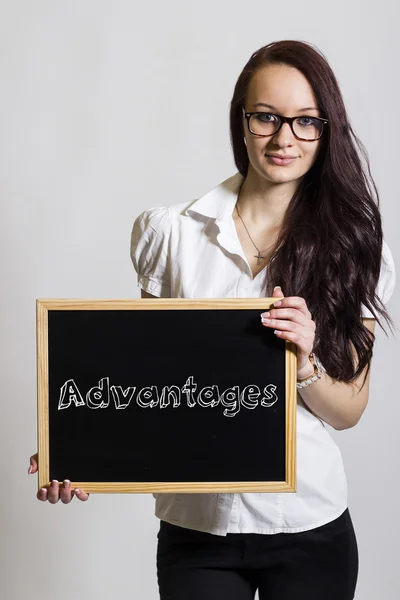 Vantagens - Jovem empresária segurando quadro — Fotografia de Stock