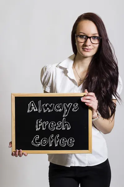 Завжди свіжа кава - молода бізнес-леді тримає крейдяну дошку — стокове фото