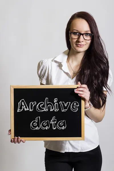 Arkivera data - ung affärskvinna holding svarta tavlan — Stockfoto