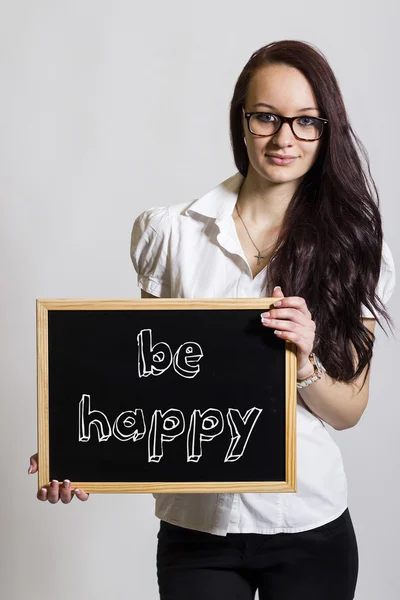 Ser feliz - Joven empresaria sosteniendo pizarra — Foto de Stock