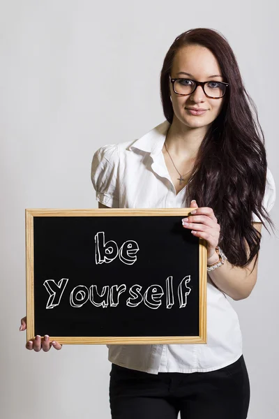 Ser você mesmo - Jovem empresária segurando quadro — Fotografia de Stock