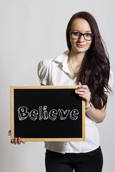 Believe - Joven empresaria sosteniendo pizarra — Foto de Stock