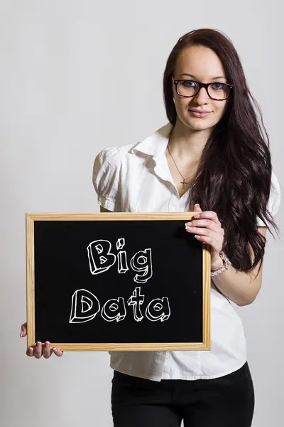 Big Data - Jovem empresária segurando quadro — Fotografia de Stock
