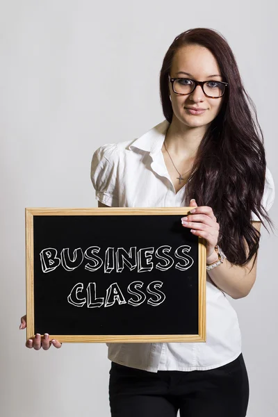 ビジネス クラスの黒板を持って若い実業家 — ストック写真