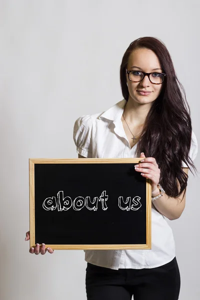 O nás - mladá podnikatelka drží tabuli — Stock fotografie