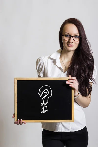 Vraagteken - jonge zakenvrouw holding schoolbord — Stockfoto
