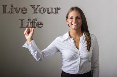 Live Your Life - şeffaf sur üzerinde metne temas güzel kız