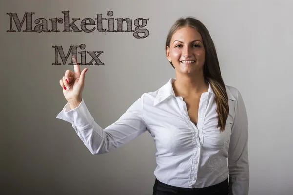 Marketing Mix - mooi meisje raakt tekst op transparante surf — Stockfoto
