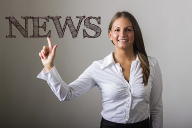 Haberler - şeffaf yüzeyi metne temas güzel kız