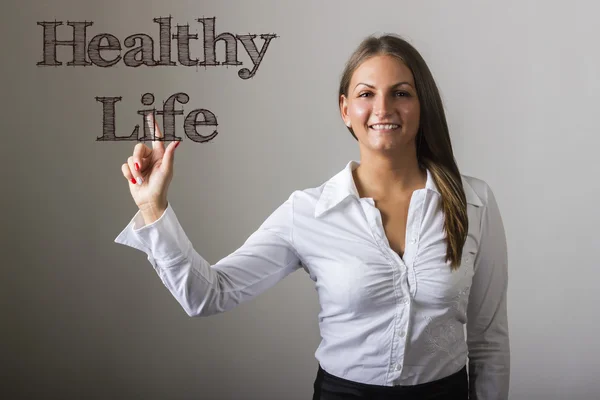 Здоровая жизнь - Красивая девушка трогает текст на прозрачном серфе — стоковое фото