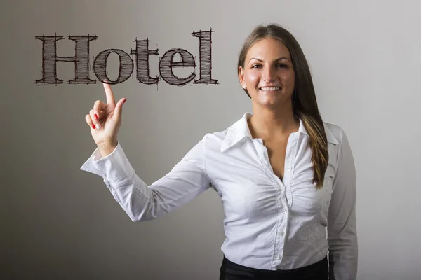 Hotel - schönes Mädchen, das Text auf transparenter Oberfläche berührt — Stockfoto