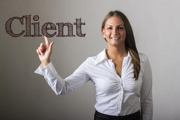 Клиент - Красивая девушка трогает текст на прозрачной поверхности
