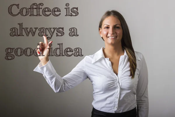Кофе - это всегда хорошая идея, - трогательный текст девушки на футболке. — стоковое фото