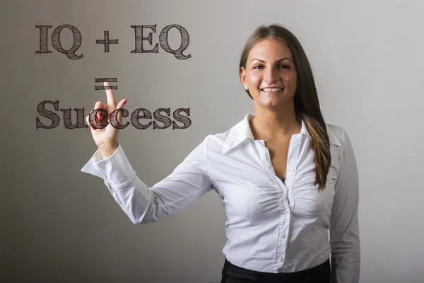 IQ ve Eq başarı - güzel kız üzerinde şeffaf metne temas eşit