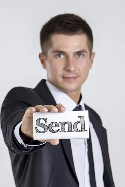 Enviar - Joven empresario sosteniendo una tarjeta blanca con texto — Foto de Stock