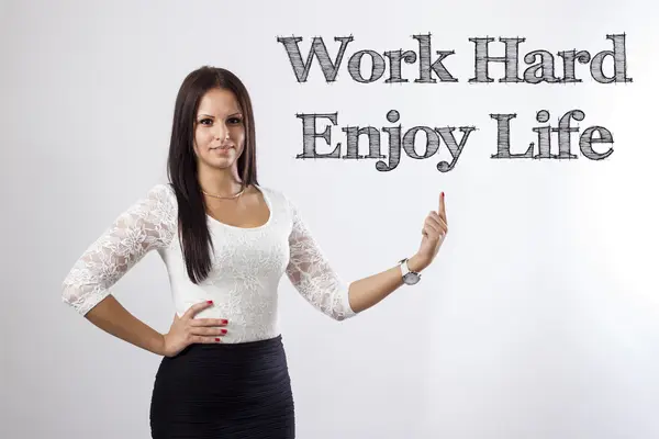 Hart arbeiten, das Leben genießen - schöne Geschäftsfrau zeigt — Stockfoto