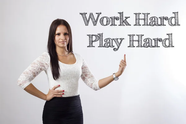 Hart arbeiten, hart spielen - schöne Geschäftsfrau zeigt — Stockfoto