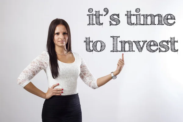 É hora de investir - Bonita empresária apontando — Fotografia de Stock