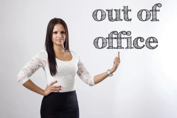 ऑफिसबाहेर सुंदर व्यवसाय महिला पॉइंटिंग — स्टॉक फोटो, इमेज