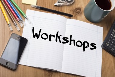 Atölye - Not Defteri ile ahşap masa üzerinde metin