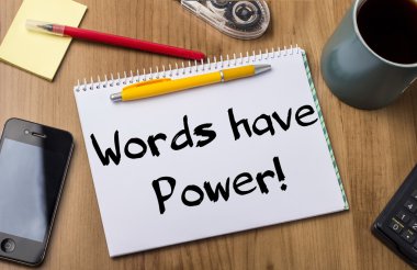 Kelime güç var! -Not Defteri ile ahşap masa üzerinde metin