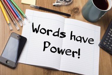 Kelime güç var! -Not Defteri ile ahşap masa üzerinde metin