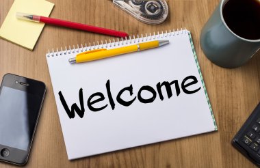 Hoş geldiniz - ahşap masa üzerinde metin ile Pad Not