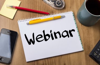 Webinar - Not Defteri ile ahşap masa üzerinde metin