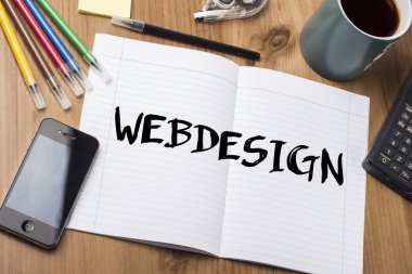 Webdesign - Not Defteri ile ahşap masa üzerinde metin