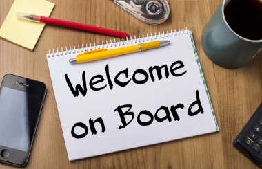 Ahşap masa üzerinde metin ile Pad Not On Board - Hoşgeldiniz