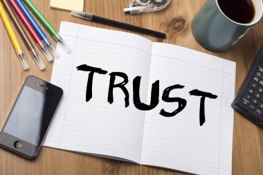 -Ahşap masa üzerinde metin ile Pad Not güven