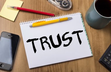 -Ahşap masa üzerinde metin ile Pad Not güven