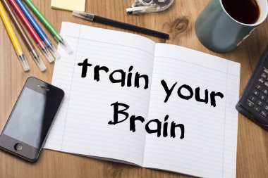 Not Pad ile metin üzerinde ahşap masa beyin - tren