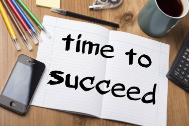 Başarılı olmak için - Not Defteri ile metin üzerinde ahşap masa saati