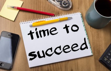 Başarılı olmak için - Not Defteri ile metin üzerinde ahşap masa saati