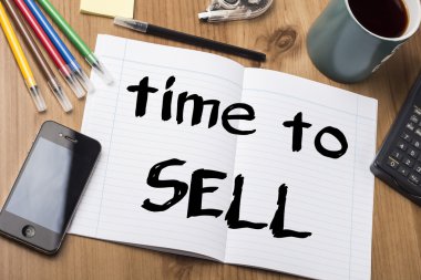 -Not Defteri ile metin ahşap masa üzerinde satmak için zamanı