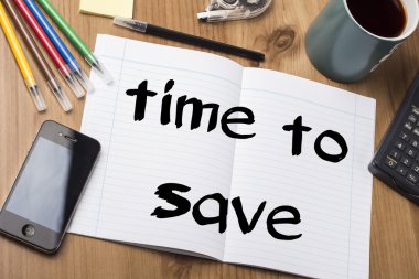 Kaydetmek için - Not Defteri ile metin üzerinde ahşap masa saati