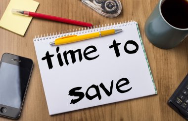 Kaydetmek için - Not Defteri ile metin üzerinde ahşap masa saati