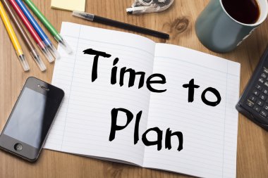 -Not Defteri ile metin ahşap masa üzerinde planlamak için zaman