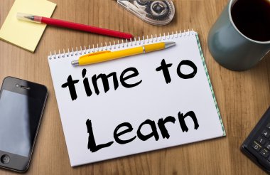 to Learn - Not Defteri ile metin üzerinde ahşap masa saati